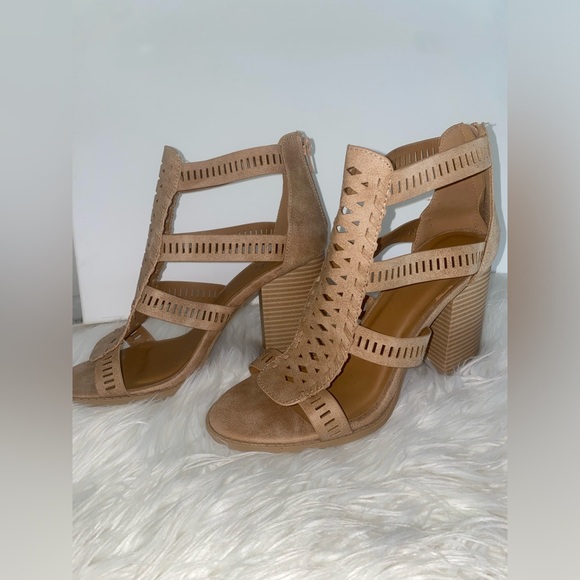 Brand New QUPID Tan Strappy Peep Toe Heeled Sandal -  SIZE 10 (box included) - Picture 3 of 12